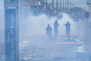 Protestos contra a má qualidade do transporte público do Entorno do DF acaba em confronto entre polícia e manifestantesAntonio Cruz/Agência Brasil