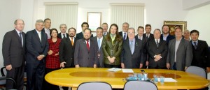 Estiveram presentes Lucimar Moreira - contador do Sindejor, Ricardo Takiguti - diretor comercial da ADI-PR/Merconet, Marcus Vinicius do Sindejor, Carlos Roberto Ribas Santiago - advogado do Sindejor, o presidente eleito Franklim Vieira da Silva, Ana Amélia Cunha Pereira Filizola - atual Vice Presidente, Antonio Saad Gebran Sobrinho - membro do Conselho de Ética - Sady Ricardo dos Santos Neto - Tesoureiro do Sindejor, Joice Fabrício do Jornal Correio do Povo, Nery José Thomé - membro do Conselho de Ética, Armando Staudt Manfroi - Membro do Conselho Fiscal, Roney Rodrigues Pereira - Secretário do Sindejor, Emilio Fernando Martini, Wellington Barbosa - Folha de Londrina, Arno Kunzler - Membro do Conselho Fiscal, Ivo Pegoraro - Membro do Conselho Consultivo, Maurício Mossom - Jornal Curitiba Metrópole, André de Almeida - Jornal Diário do Sudoeste, Wilson de Oliveira - membro do Conselho Consultivo, Benedito Francisquini - Jornal Tribuna do Vale, Jedaias Pereira Belga Presidente do Conselho de Ética, Reginaldo Armstrong - Jornal O Paraná e Arno Kunzler. (Foto/Agora Paraná)
