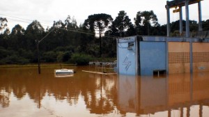 As enchentes que ocorreram no Paraná no fim de semana também comprometeram o sistema de água em dezenas de cidades. Na foto, estação de captação de Cascavel. Foto: Sanepar Cascavel