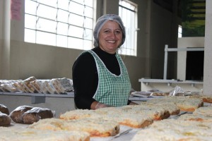 Venda de cucas, pães e sonhos abriu ontem os três dias de festa