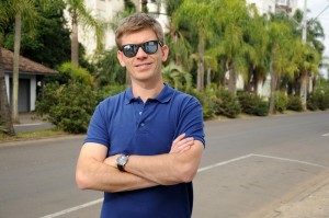 Daniel experimenta uma das combinações: modelo clássico com lentes espelhadas