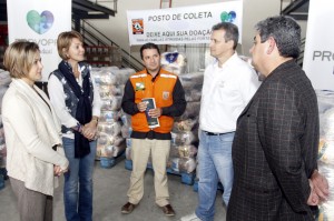 Fernanda Richa participa da cerimônia de entrega de 500 cestas