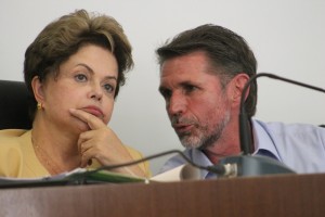 Presidente Dilma conversa com prefeito de União da Vitória, Pedro Ivo, durante visita ao município (Bruna Kobus/Jornal O Comércio) 