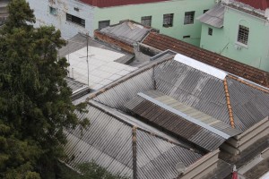 Uso de telhas de “Eternit”, uma referência à marca mais popular do produto, ainda é bastante comum na região (Foto: Mariana Honesko)