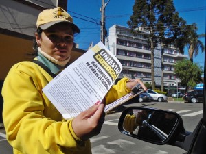 Nesta semana, monitoras orientam motoristas sobre as alterações para o acesso das vagas