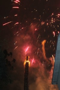 Acendimento da fogueira e fogos de artifício no auge da celebração (Fotos: Mariana Honesko/Jornal O Comércio)