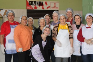 Mais de 200 voluntários estão há uma semana nos preparativos: na cozinha, contingente é maioria feminino