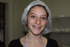 Maiara Stringuini é a mais jovem no grupo das voluntárias na cozinha: amor pela arte desde a infância