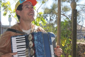 Professor espanta tristeza com literatura e música, suas duas paixões