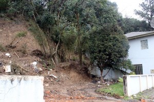 No Bairro Santa Rosa, desmoronamento é mais sério e assusta moradores da encosta