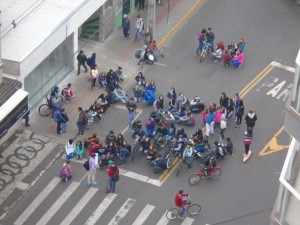 Ainda de manhã, os manifestantes percorreram algumas ruas do centro e, na Getúlio Vargas, sentaram no asfalto, trancando parcialmente a passagem dos veículos.