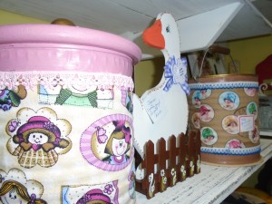 Pintura em madeira e tecido são as preferidas dela e do público