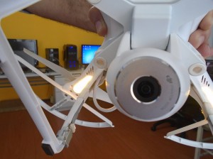 Drone capta imagens com câmera e as registra em cartão de memória