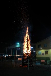 Acendimento da fogueira atraiu bom público: benção e festa na estreia da 79ª edição