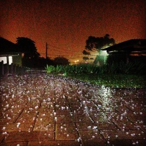 Leitor do Portal Vvale, Marcos do Santos, registrou o momento da chuva de granizo