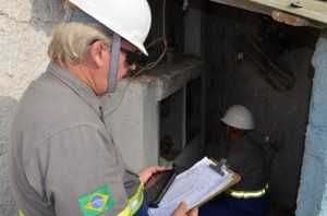 Copel combate o furto de energia no Paraná. Com equipamentos que permitem identificar fraudes ocultas em medidores e coibir ligações clandestinas, a Companhia realizou 5.889 autuações no primeiro semestre de 2014. Foto: Copel