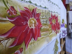 Pintura em madeira e tecido são as preferidas dela e do público