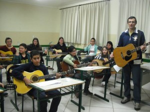 Aulas já acontecem na escola: proposta quer capacitar estudantes com canto e música (Foto/Reprodução Facebook)