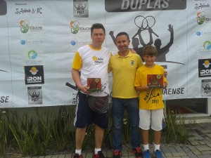 Marcos e Gabriel Muller com o trofeu de campeões
