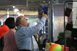 Ainda no final da tarde, Padre Levi abençoou a Festa e cumprimentou a cada um que estava nos stands (Bruna Kobus/Jornal O Comércio)