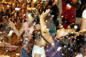 Chuva de alegria: neve de espuma tem feito a alegria das crianças e até de adultos