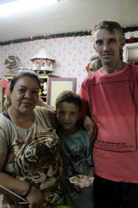 Voltando a ser criança: Sara e sua família vieram do Vice King para assistir a abertura da Casa do Papai Noel