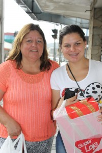 Mãe e filha deixaram os brinquedos e roupas para depois do Natal (Foto: Mariana Honesko)