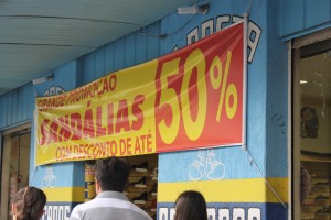Promoções anunciam queima de estoque com grandes descontos: quem esperou, economizou (Foto: Mariana Honesko)
