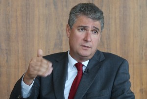 secretario da fazenda mauro ricardo costa em entrevista.