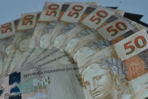 Salário mínimo será R$ 788 a partir de 1º de janeiro de 2015 (Agencia Brasil)