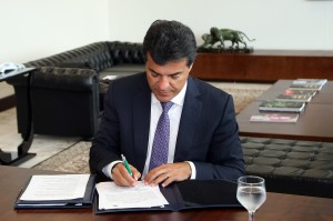 O governador Beto Richa sancionou a lei 18.419/2015, que estabelece o Estatuto da Pessoa com Deficiência do Estado do Paraná. (Foto: ANPr)
