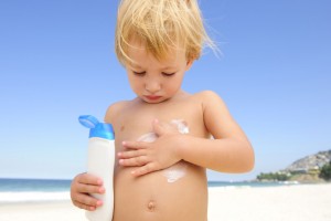 Crianças devem estar sempre com protetores solares, que contêm substâncias que absorvem e bloqueiam as radiações UV (Foto: Reprodução)
