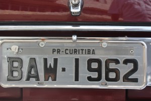 Letras e números fazem referência à marca, ao nome de Witiuk e o ano de fabricação do carro