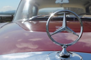 A estrela, símbolo mundialmente famoso da marca, também aparece no modelo: de três pontas, logotipo é usado desde 1933 pelos fabricantes