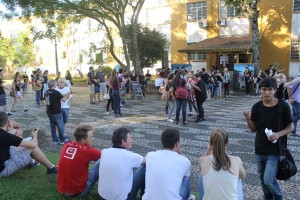 Alunos se reuniram no final da tarde de hoje para a confecção de cartazes