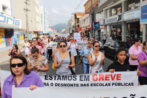 Na última semana professores caminharam pelas ruas de União da Vitória em protesto ao "pacotaço" (Foto: Bruna Kobus/Jornal O Comércio)