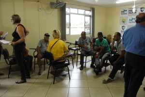 Voluntários e funcionários da prefeitura fazem atendimento em QG montado no quartel da PM em União da Vitória