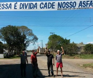 Moradores protestaram com faixa que cobra asfaltamento da rua