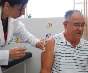 O Paraná já alcançou 15% da meta da campanha de vacinação contra a gripe. Até as 12h deste sábado (9), 412.095 pessoas já haviam sido imunizadas.  Curitiba, 09/05/2015. Foto: SESA