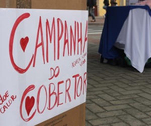 Até o meio dia apenas cinco peças entre cobertores e roupas haviam sido doados. Intenção é "aquecer" a campanha ao longo da próxima semana