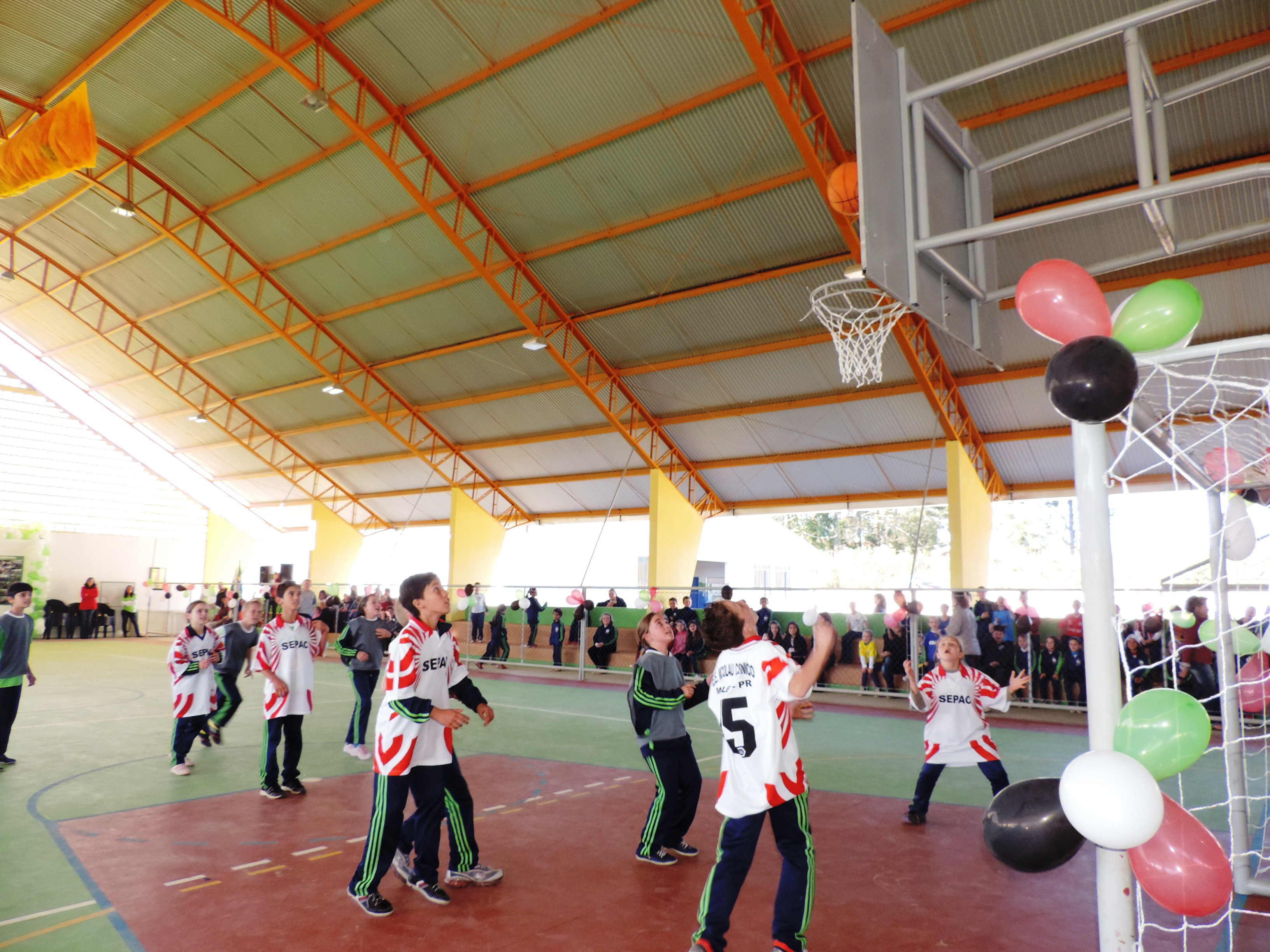 Comunicação - Quadra poliesportiva é construída na Escola Orlando