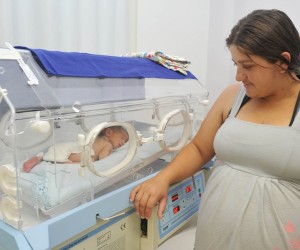 Centro Mãe Paranaense em Jacarezinho atende aproximadamente 180 gestantes de 22 municípios. Janaina Maximino Bicudo, 27 anos, mãe das gêmeas Isadora e Isabelly. Foto: Venilton Küchler/SESA