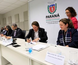O Governo do Estado assinou, nesta terça-feira (11), um termo de cooperação técnica com o Instituto Semeia, organização não governamental que irá preparar junto com o Estado, estudos de modelos de gestão para unidades de conservação estadual. Assinaram o convênio: secretário Estadual do Meio Ambiente e Recursos Hídricos, Ricardo Soavinski e a diretora-executiva do Instituto Semeia, Ana Luisa Mancini da Riva.  Curitiba, 11/08/15. Foto: Arnaldo Alves / ANPr.
