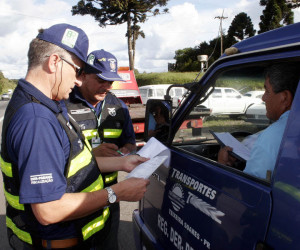 12-01-07- Curitiba – Blitz ônibus – Serviço de Transporte Coletivo do DER, STC faz blitz em veículos de transporte de passageiros que se deslocam para o litoral do Paraná. Foto Jorge Woll – SETR/DER