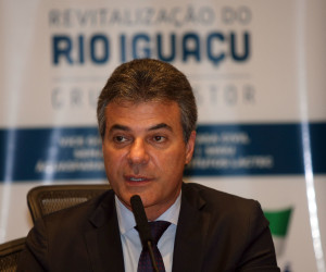 Governador Beto Richa, durante reunião nesta segunda-feira, 26 de outubro, no Palácio Iguaçu, para avaliação dos trabalhadores no Projeto de Revitalização do Rio Iguaçu Foto: Jonas Oliveira/AENPr