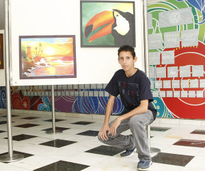 Secretaria de Estado da Educação do Paraná, Aluno do Centro Estadual de Capacitação em Artes Guido Viario, aluno William Sene mostra sua exposição no hall de entrada do Hospital Pequeno Principe. 04-12-15. Foto: Hedeson Alves