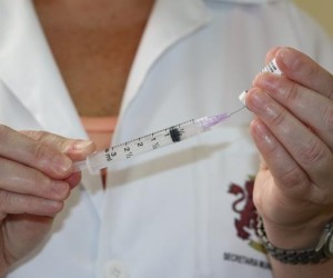 A vacina é indicada para pessoas entre 9 e 45 anos e protege contra os quatro tipos do vírus da dengue. Foto: Pref.Nova Lima/MG