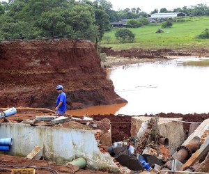 Estrada do Belançon, em Rolândia. Prédio azul claro é a estação de tratamento rio Ema, da Sanepar. Rolândia, 14-01-16. Foto: Arnaldo Alves / ANPr.