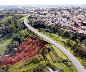 14/01/2016 - Secretária do Trabalho e Desenvolvimento Social Fernanda Richa visita regiões atingidas pela chuva.