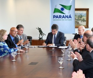 O GOVERNADOR BETO RICHA DURANTE ASSINATURA DECRETO DE REAJUSTE DO FUNCIONALISMO PÚBLICO DO PARANA